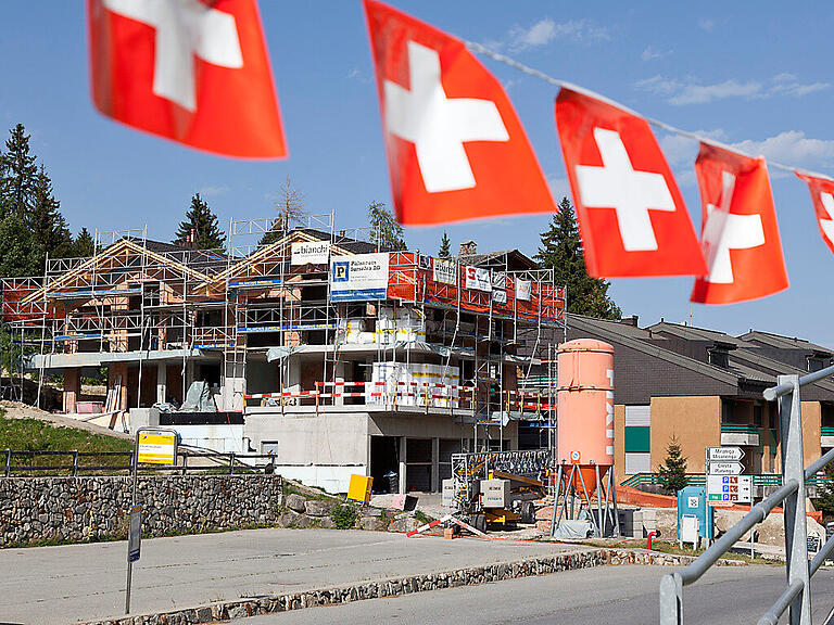 Der Traum vom Eigenheim könnte nach dem SNB-Zinsentscheid wieder erschwinglicher werden. (Symbolbild)