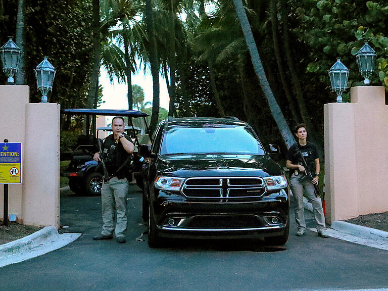Agenten des Secret Service stehen am Tor von Mar-a-Lago. Foto: Damon Higgins/Palm Beach Daily News/AP/dpa
