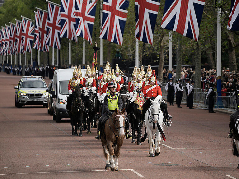 Mitglieder der Household Cavalry reiten die Mall entlang, bevor der Sarg von Königin Elizabeth II. vom Buckingham Palace zur Westminster Hall überführt wird. Foto: Vadim Ghirda/AP Pool/dpa