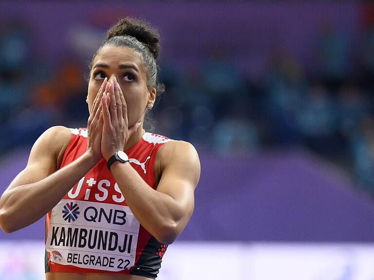 Mujinga Kambundji traut ihren Augen nicht: Gold an der Hallen-WM in Belgrad, den Weltrekord bloss um 4 Hundertstel verpasst.