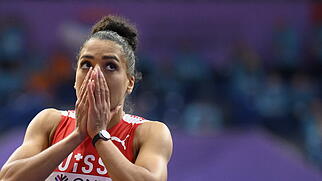 Mujinga Kambundji traut ihren Augen nicht: Gold an der Hallen-WM in Belgrad, den Weltrekord bloss um 4 Hundertstel verpasst.