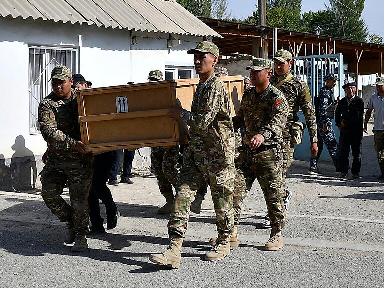 Kirgisische Soldaten tragen einen Sarg mit dem Leichnam eines getöteten Kameraden. Foto: Danil Usmanov/AP/dpa
