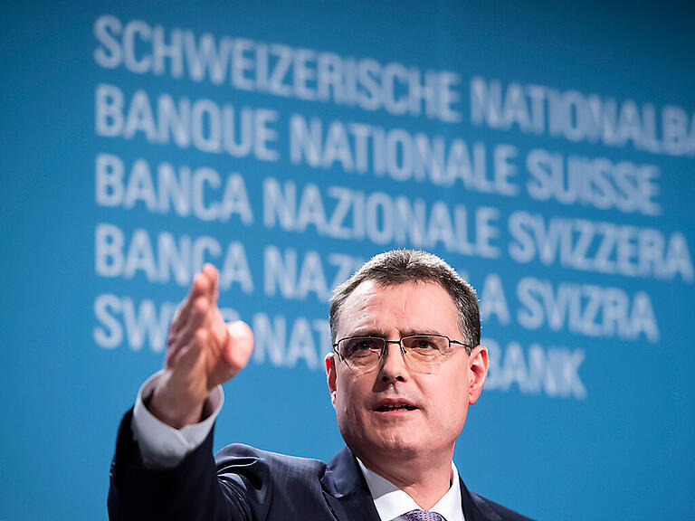 Die Schweizerische Nationalbank (SNB) mit Direktoriumspräsident Thomas Jordan dürfte am Donnerstag die Zinsen weiter anheben. Damit würden Negativzinsen in der Schweiz der Vergangenheit angehören.(Archivbild)