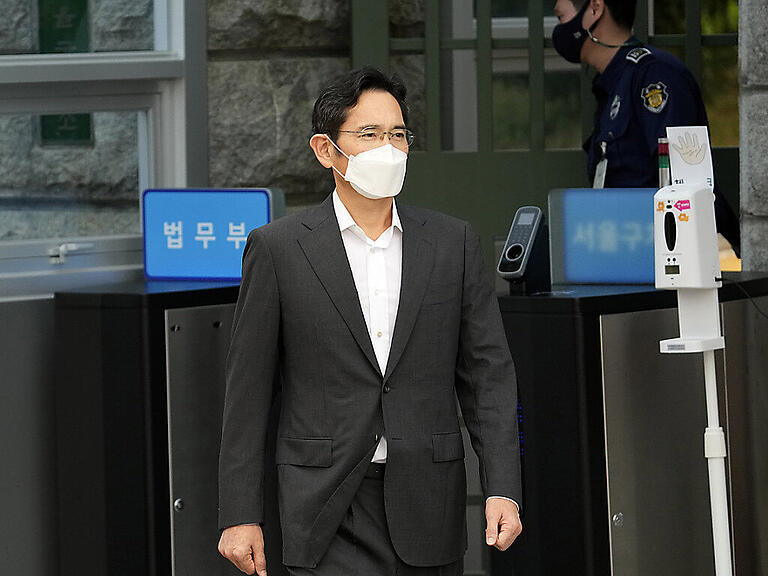 Lee Jae-yong, der wegen Korruption verurteilte Erbe und De-facto-Chef des südkoreanischen Elektronikkonzerns Samsung verlässt nach seiner Begnadigung das Gefängnis.