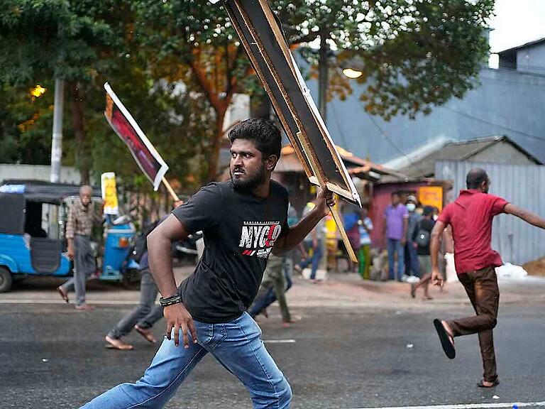 Regierungsgegner protestieren Ende August in Colombo. Foto: Eranga Jayawardena/AP/dpa