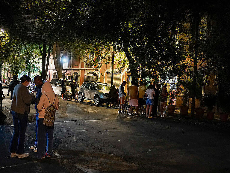 Menschen versammeln sich nach einem Erdbeben am frühen Morgen im Freien. Foto: Eduardo Verdugo/AP/dpa