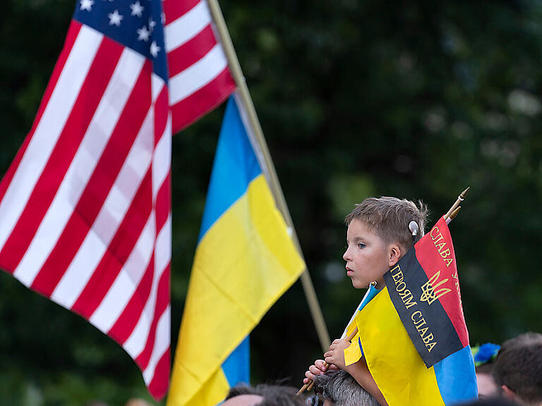 Demonstranten protestieren gegen den russischen Angriffskrieg gegen die Ukraine, während sie den 31. Unabhängigkeitstag der Ukraine vor dem Weißen Haus in Washington feiern. Foto: Jose Luis Magana/FR159526 AP/dpa