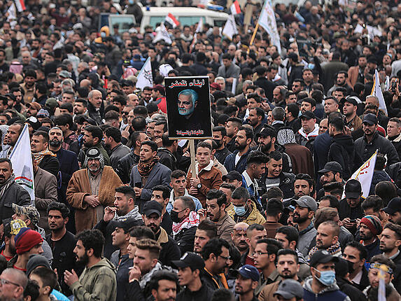 Iraker versammeln sich während einer Kundgebung zum zweiten Jahrestag der Ermordung von General Qasem Soleimani. In einem Schreiben an den Leiter der UN-Vollversammlung hat der Iran eine Resolution gegen die Ermordung von Soleimani gefordert. Foto: Ameer Al Mohammedaw/dpa