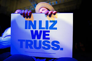 Eine Zuschauerin hält ein Schild mit der Aufschrift «in Liz we Truss». Foto: Ben Birchall/PA Wire/dpa
