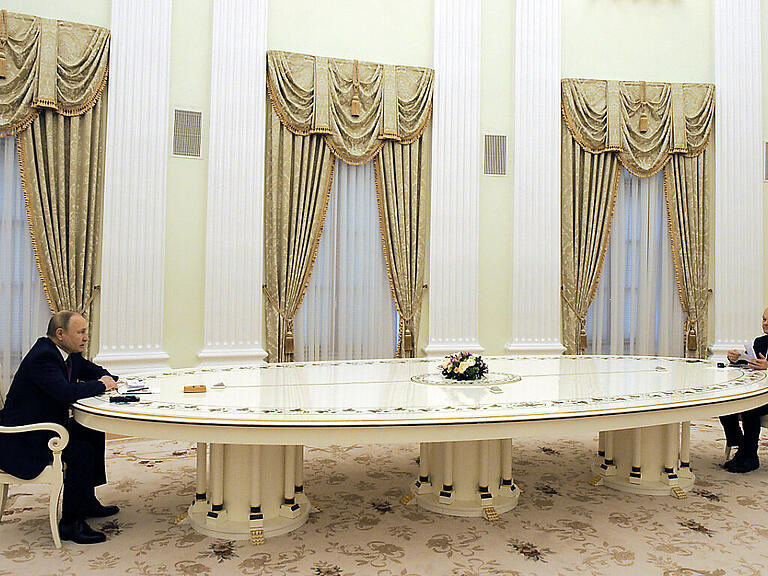 ARCHIV - Das von der staatlichen russischen Nachrichtenagentur Sputnik veröffentlichte Bild zeigt Russlands Präsident Wladimir Putin (l) und Bundeskanzler Olaf Scholz (SPD) bei einem Treffen im Kreml. Foto: Mikhail Klimentyev/Russian President Press Office/Sputnik/dpa