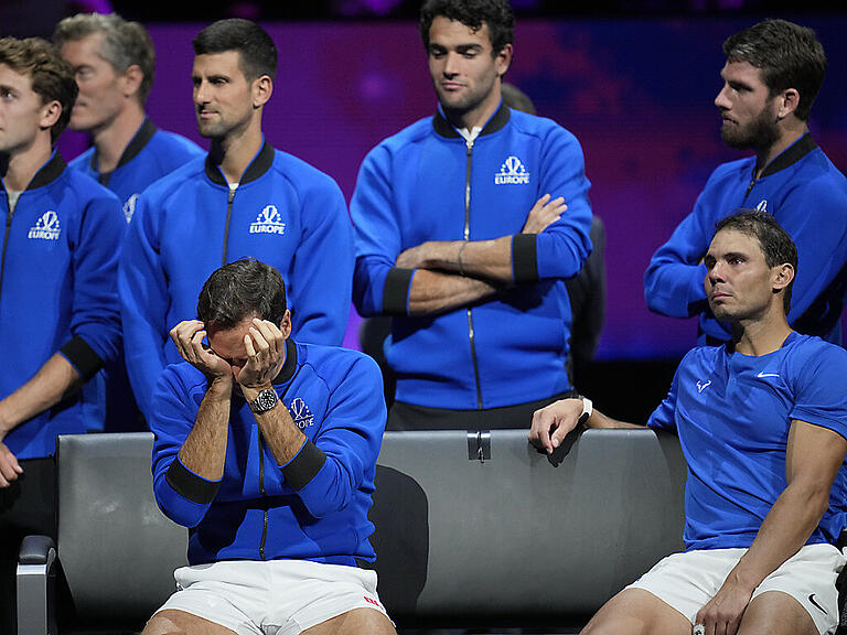 Ein emotionaler Abschied: Roger Federer kann seine Tränen nicht zurückhalten, während vor allem Rafael Nadal (re.) ebenfalls gerührt ist