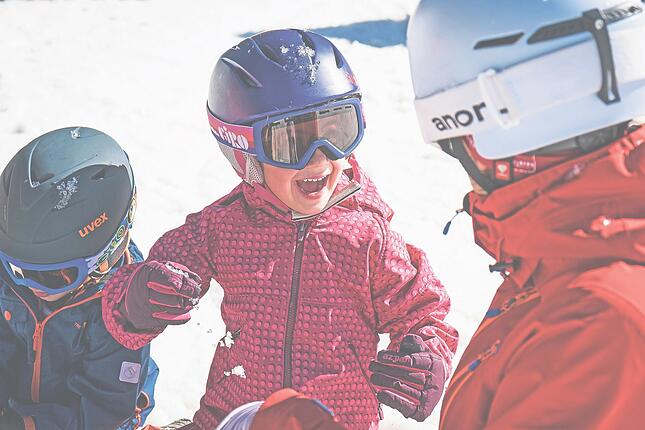 Kinder haben grossen Spass auf der Rotenflue mit  der Prime Skischule.