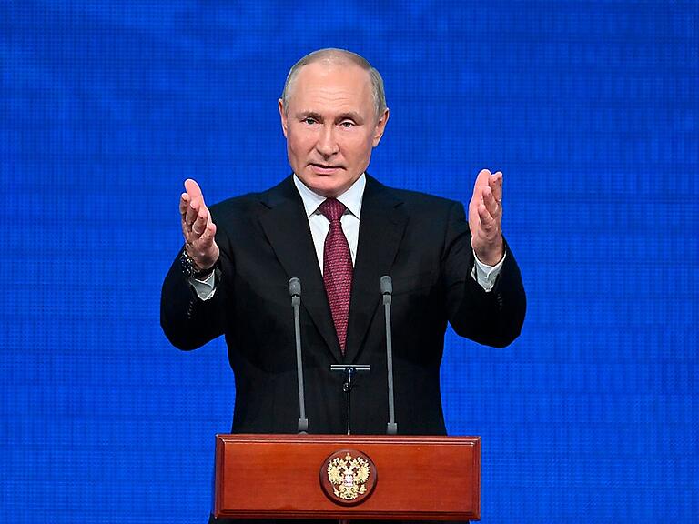 Wladimir Putin, Präsident von Russland, gestikuliert während einer Rede anlässlich des 100-jährigen Bestehens der Republik Adygea, Kabardino-Balkarien und Karatschajewo-Tscherkasien im Staatlichen Kremlpalast in Moskau, Russland. Foto: Grigory Sysoev/Sputnik Kremlin pool via AP/dpa