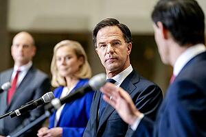 Die vier Parteivorsitzenden der Regierungsparteien in den Niederlanden sprechen während einer Pressekonferenz. Mit 14 von 29 Kabinettsmitgliedern wird die neue niederländische Regierung nach am Sonntag veröffentlichten Personalentscheidungen fast zur Hälfte aus Frauen bestehen. Foto: Bart Maat/ANP/dpa