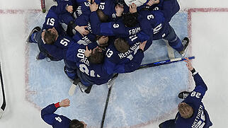 Eine feiernde Jubeltraube - Finnland ist zum ersten Mal Olympiasieger