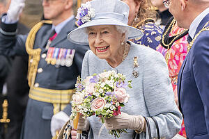 dpatopbilder - Erstmals seit ihrem Platinjubiläum hat sich Queen Elizabeth II. bei einem Termin in der Öffentlichkeit gezeigt. Foto: Jane Barlow/PA Wire/dpa