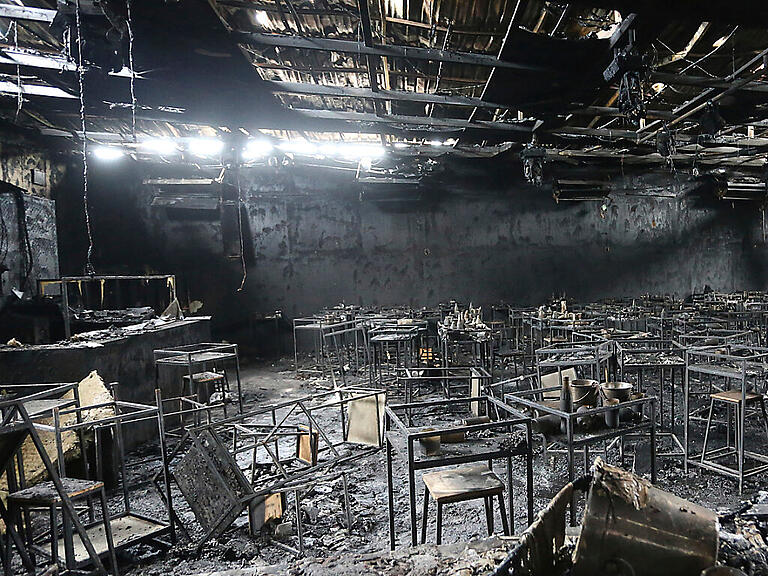 Blick in den Mountain B Pub nach einem verheerenden Brand. Bei dem Brand sind mehrere Menschen ums Leben gekommen, viele weitere wurden verletzt, einige davon schwer. Foto: Anuthep Cheysakron/AP/dpa
