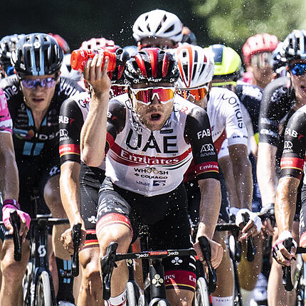 Marc Hirschi (Mitte) ist an der diesjährigen Tour de France fast ausschliesslich als Helfer von UAE-Teamcaptain Tadej Pogacar gefordert