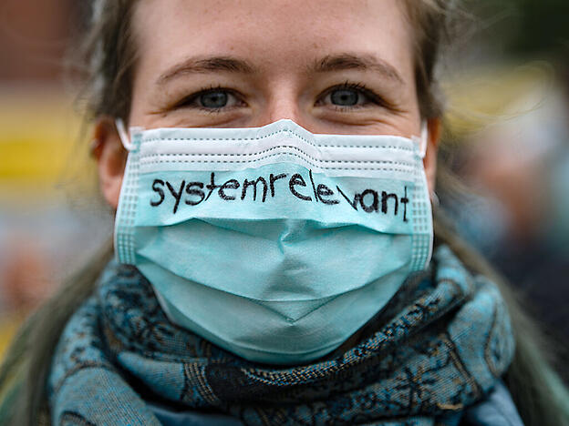 Keine Maskensünderin: Eine Krankenschwester trägt einen Mund-Nasenschutz mit der Aufschrift "systemrelevant" - dem Deutschschweizer Wort des Jahres 2020. (Archivbild)