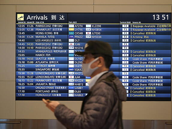 Ein Passagier am Flughafen in Tokio. (Archivbild)