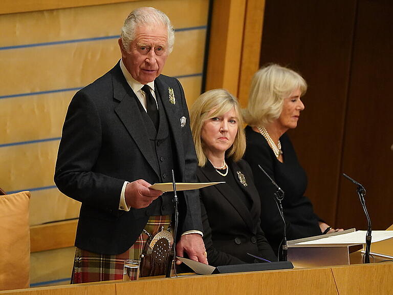 König Charles III. und seine Frau Camilla (r) besuchen das schottische Parlament in Holyrood. Foto: Andrew Milligan/PA Wire/dpa