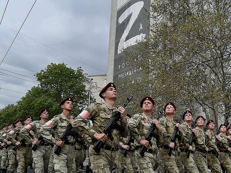 dpatopbilder - ARCHIV - Der Buchstabe «Z» ist auf einem Gebäude, unter dem Soldaten der russischen Nationalgarde (Rosguardia) in der von Russland 2014 annektierten Stadt zu sehen entlangmarschieren. Foto: Uncredited/AP/dpa/Archiv