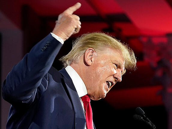 Donald Trump soll nach der Wahl vor Wut Teller mit Essen gegen die Wand geworfen haben. Foto: Mark Humphrey/AP/dpa
