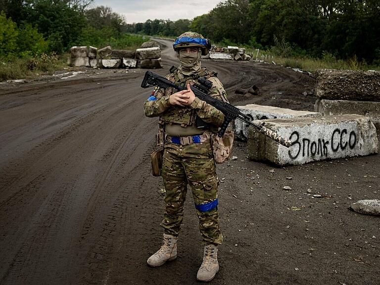 Ein ukrainischer Soldat steht an einem Kontrollpunkt nahe des kürzlich zurückeroberten Gebiets von Isjum. Foto: Evgeniy Maloletka/AP/dpa