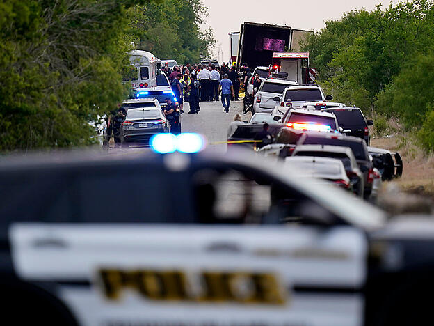 Die Polizei sperrt den Schauplatz ab, an dem ein LKW-Anhänger mit mehreren Leichen entdeckt wurde. Foto: Eric Gay/AP/dpa