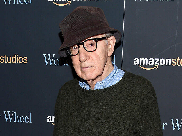 ARCHIV - Regisseur Woody Allen nimmt an einer Sondervorführung von "Wonder Wheel" teil. Allen ist ein großer Liebhaber des Kinoerlebnisses. Foto: Evan Agostini/Invision/AP/dpa