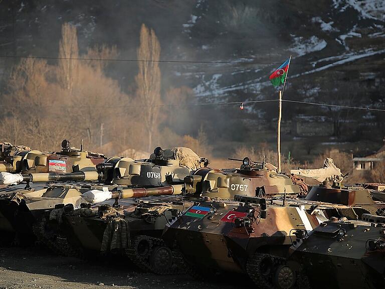 ARCHIV - Geparkte aserbaidschanische Panzer stehen in der Konfliktregion Berg-Karabach nebeneinander. Foto: Emrah Gurel/AP/dpa