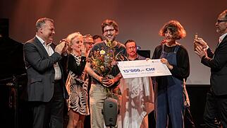 Das Berner Duo Bureau Bureau mit Sonia Loenne und Michael Cina (Bildmitte) hat den mit 15'000 Franken dotierten ZKB Jazzpreis 2022 gewonnen. (Bild: Zürcher Kantonalbank)