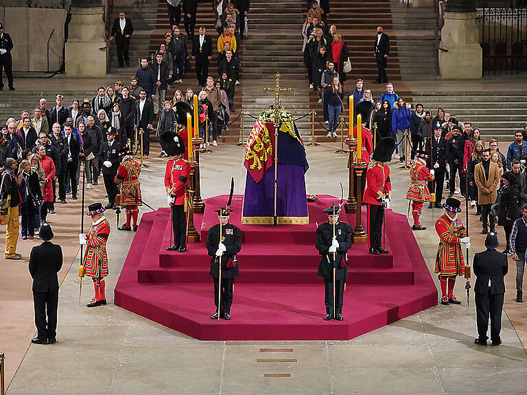 Die letzten Zuschauer erweisen dem Sarg von Königin Elizabeth II. die letzte Ehre. Foto: Yui Mok/PA/AP/dpa