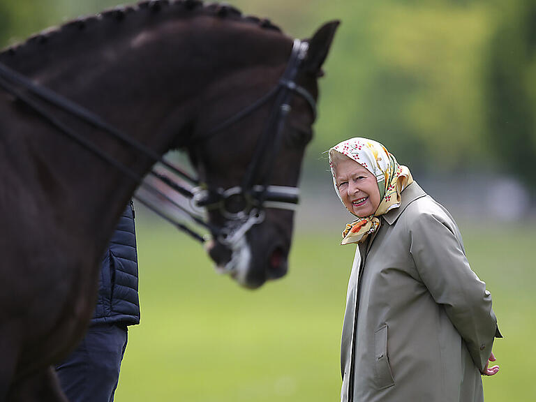 ARCHIV - Die britische Königin Elizabeth II. betrachtet das Doppel-Weltmeister- Dressurpferd Valegro während der Royal Windsor Horse Show. Königin Elizabeth II. ist tot. Foto: Andrew Matthews/PA Wire/dpa