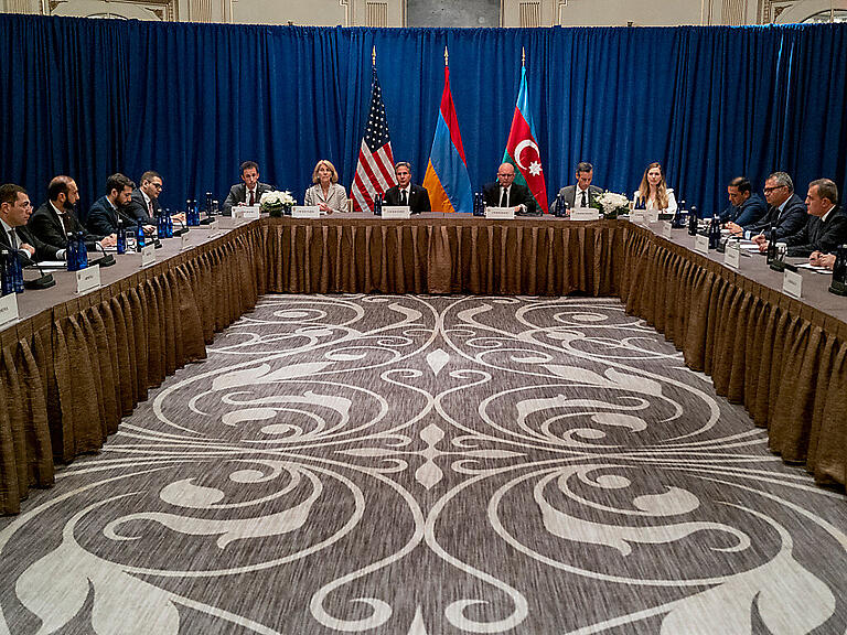 Antony Blinken (M), Außenminister der USA, trifft sich in New York mit einer armenischen Delegation, darunter Außenminister Ararat Mirsojan (l) und einer aserbaidschanischen Delegation, darunter Außenminister Jeyhun Bayramov. Foto: Craig Ruttle/AP pool/dpa