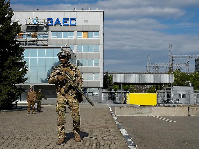 ARCHIV - Ein russischer Soldat steht am 01.05.2022 auf dem Gelände des Kernkraftwerks Saporischschja in einem Gebiet unter russischer Militärkontrolle im Südosten der Ukraine Wache. Foto: Uncredited/AP/dpa