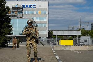 ARCHIV - Ein russischer Soldat steht am 01.05.2022 auf dem Gelände des Kernkraftwerks Saporischschja in einem Gebiet unter russischer Militärkontrolle im Südosten der Ukraine Wache. Foto: Uncredited/AP/dpa
