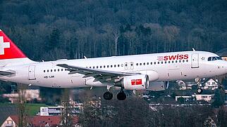 Die neue Informatikkomponente hilft beim leisen und CO2-armen Landeanflug: Swiss-Passagierjet beim Landen auf der Piste 14 am Flughafen Zürich.