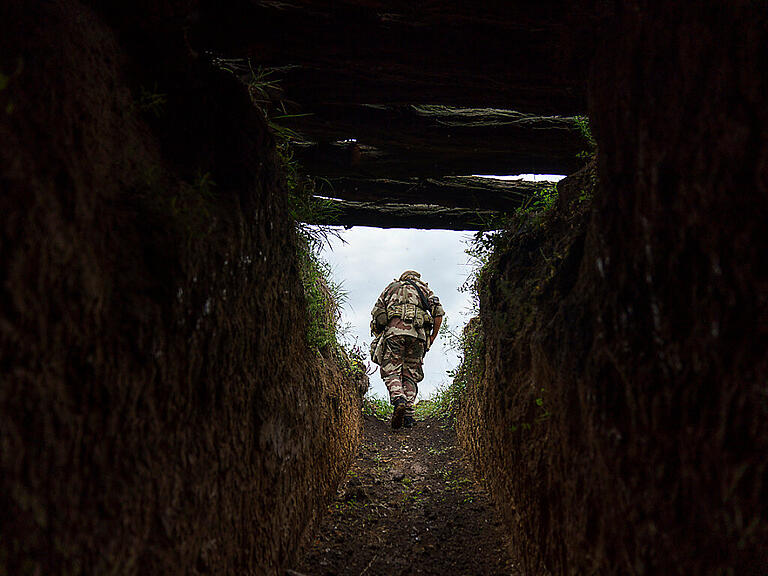 Oberstabsfeldwebel Artur Shevtsov vom Regiment Dnipro-1 verlässt einen Bunker in der Stellung der Einheit in der Nähe von Slowjansk in der Region Donezk in der Ostukraine. Foto: David Goldman/AP/dpa