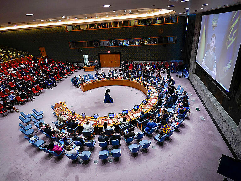 dpatopbilder - Wolodymyr Selenskyj (auf der Leinwand), Präsident der Ukraine, spricht per Videoschalte im Rahmen einer Sitzung des Sicherheitsrates über Bedrohungen des internationalen Friedens und der Sicherheit im Hauptquartier der Vereinten Nationen. Foto: Mary Altaffer/AP/dpa
