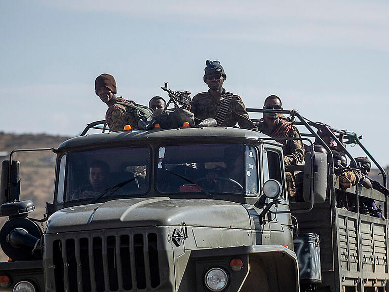 ARCHIV - Äthiopische Regierungssoldaten fahren auf der Ladefläche eines Militär-Lastwagens auf einer Straße in der Nähe von Agula, in der Region Tigray. Foto: Ben Curtis/AP/dpa