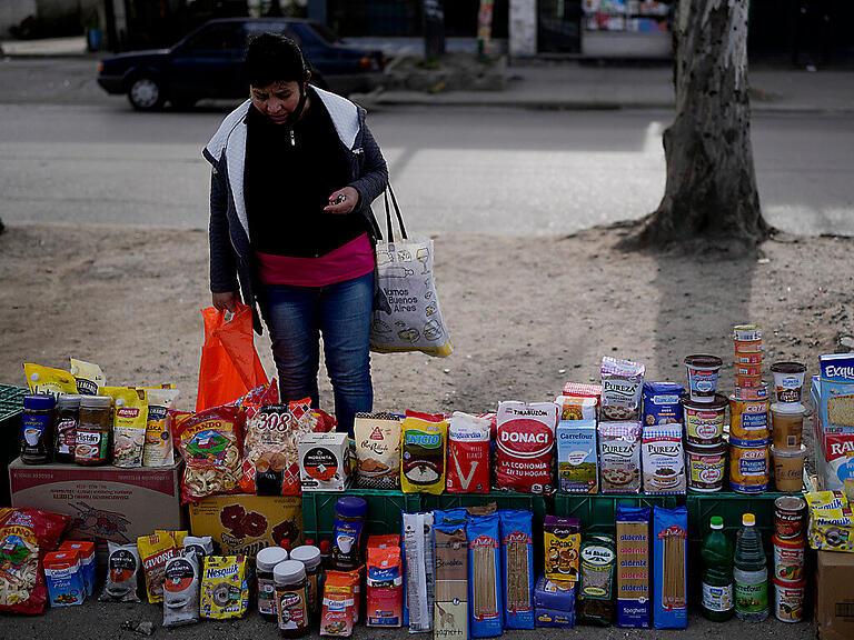 Der Preiszerfall in Argentinien ist enorm gross. Ein Käufer steht in Buenos Aires vor einer Auswahl von Produkten, für die er laufend mehr bezahlen muss. (Archivbild)