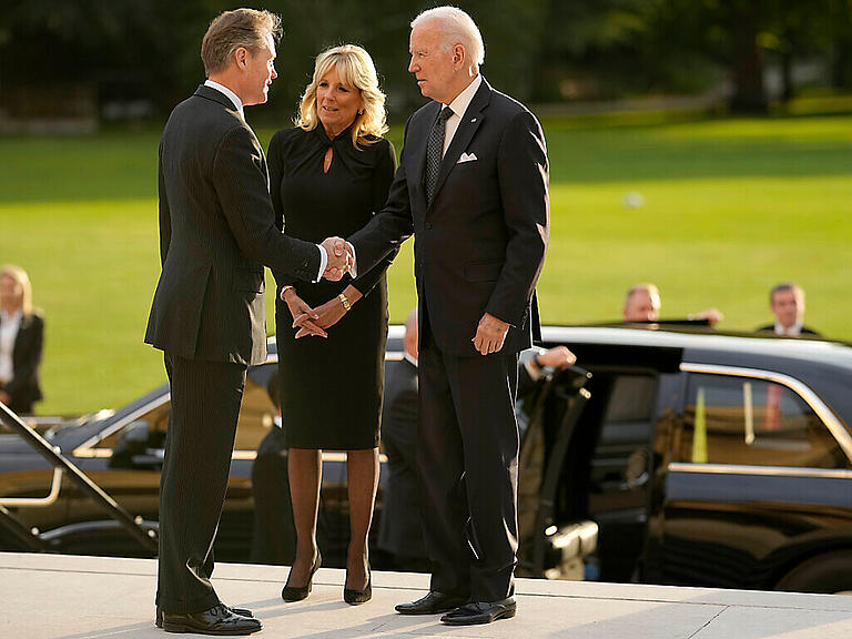 Joe Biden (r), Präsident der USA, und Jill Biden, First Lady der USA, werden von Haushofmeister Sir Tony Johnstone-Burt im Buckingham Palace empfangen. Foto: Markus Schreiber/AP Pool/dpa