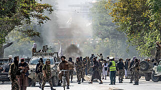 Zuletzt gab es einen ähnlichen Vorfall in der Nähe einer Moschee in Kabul: Taliban-Kämpfer stehen am Explosionsort. Foto: Ebrahim Noroozi/AP/dpa