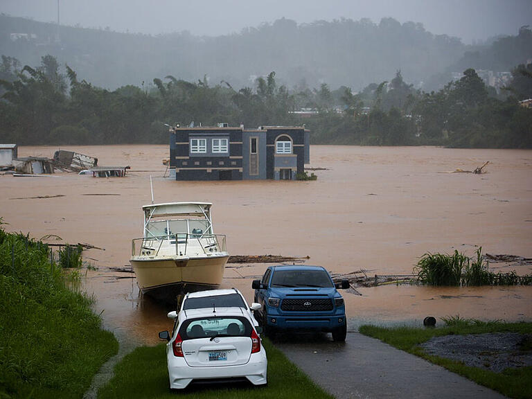 In Puerto Rico sind nach sintflutartigen Regenfällen Strassen überschwemmt worden. Häuser wurden mitgerissen.