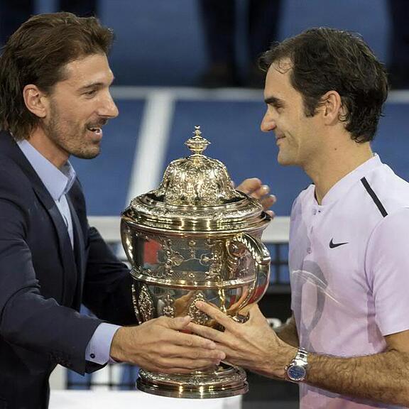 Roger Federer erhält an den Swiss Indoors 2017 in Basel von Fabian Cancellara die Siegertrophäe überreicht