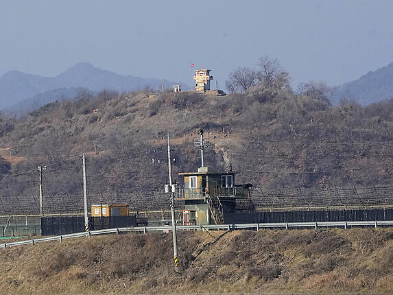 Militärische Wachposten von Nordkorea, nahe der Grenze zu Südkorea. Foto: Ahn Young-Joon/AP/dpa