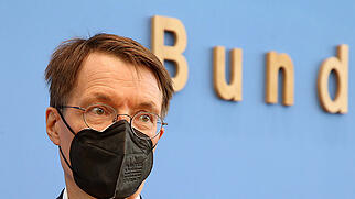 Karl Lauterbach (SPD), Deutschlands .Gesundheitsminister, steht vor der Bundespressekonferenz. Foto: Wolfgang Kumm/dpa