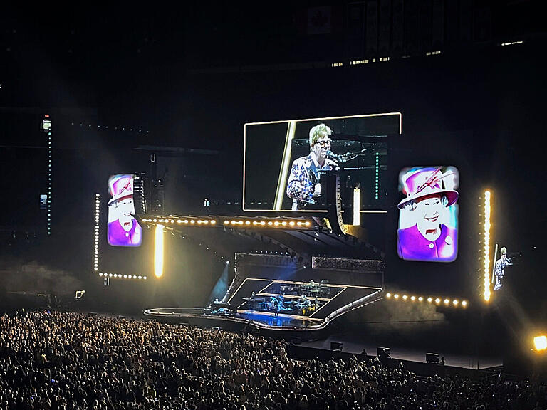 Elton John würdigte die britische Königin Elizabeth II. bei seinem letzten Konzert in Toronto und sagte: «Sie hat das Land durch einige unserer größten und dunkelsten Momente mit Anmut und Anstand und echter Fürsorge geführt». Die britische Königin Elizabeth II. ist tot. Sie starb am Donnerstag im Alter von 96 Jahren. Foto: Robert Gillies/AP/dpa