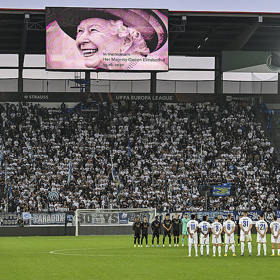 Schweigeminute für die Queen im Spiel zwischen Zürich und Arsenal